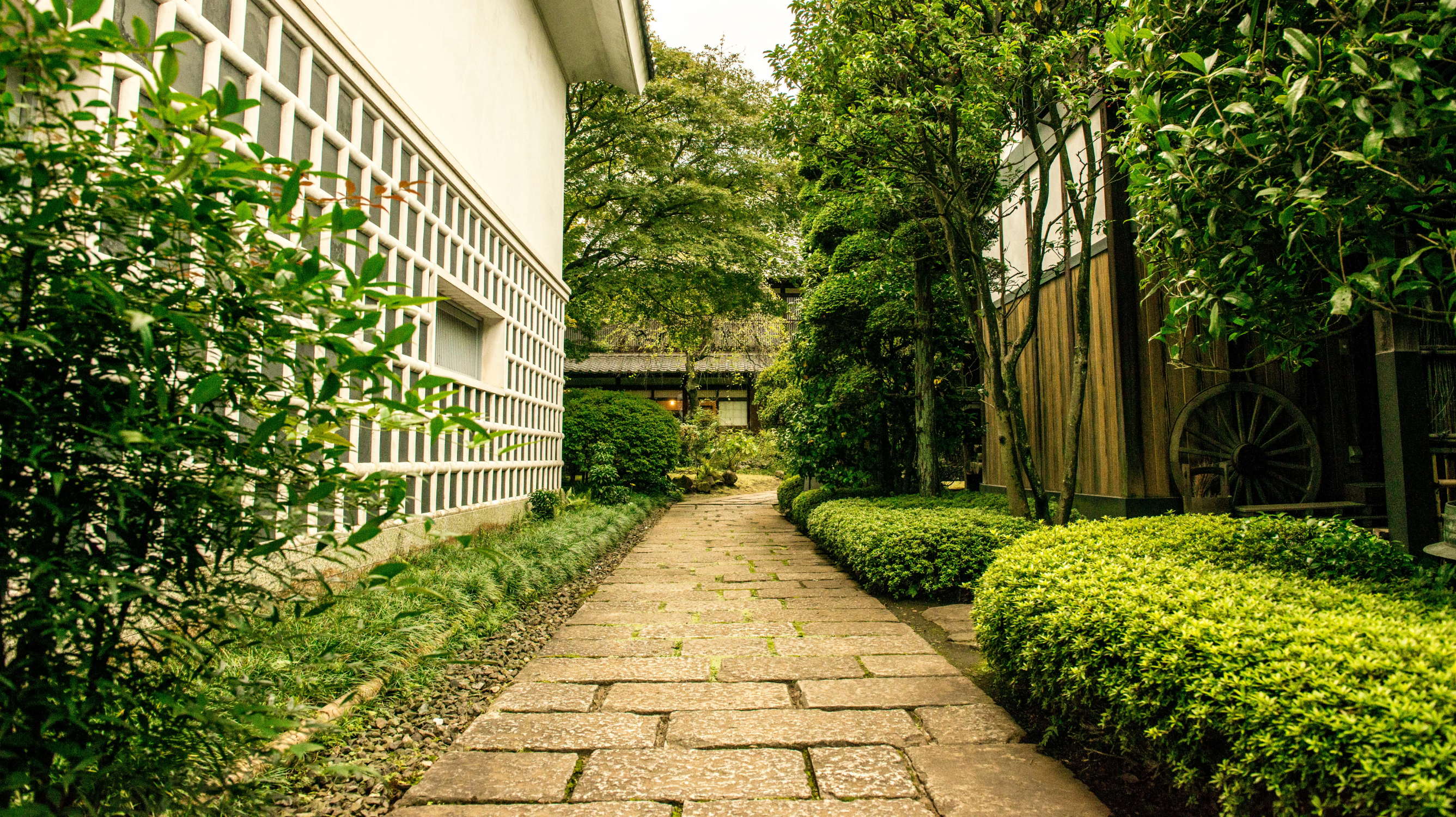 庭園へ続く小径